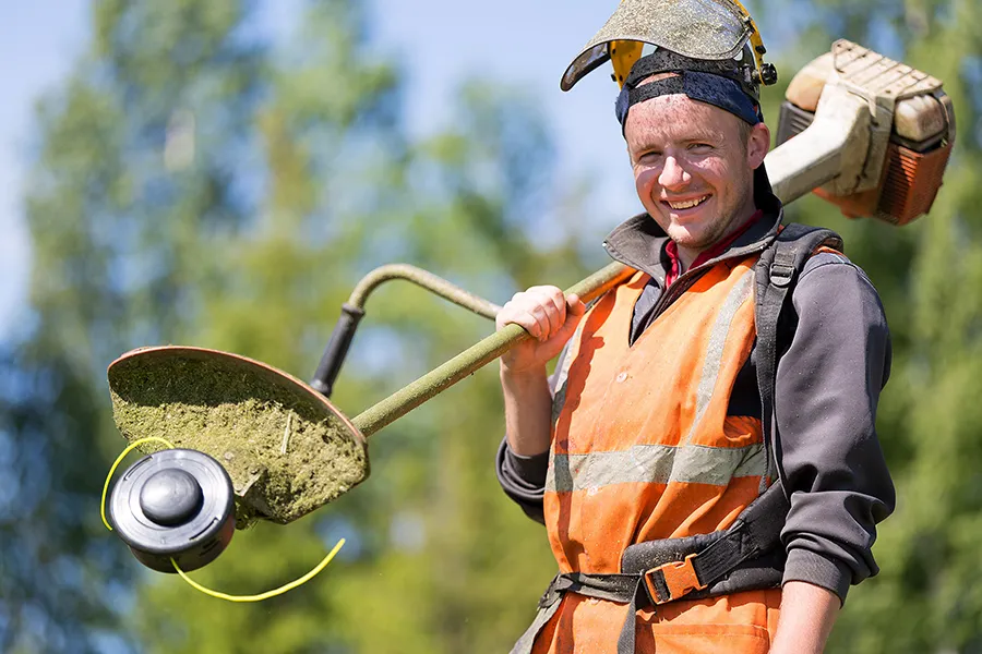 Man met bosmaaier